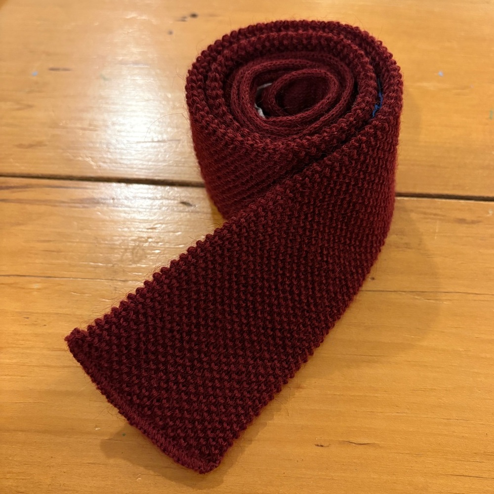 Vintage Jordan Marsh “Roosternit” Knit Tie – Burgundy Textured Mens Neckwear